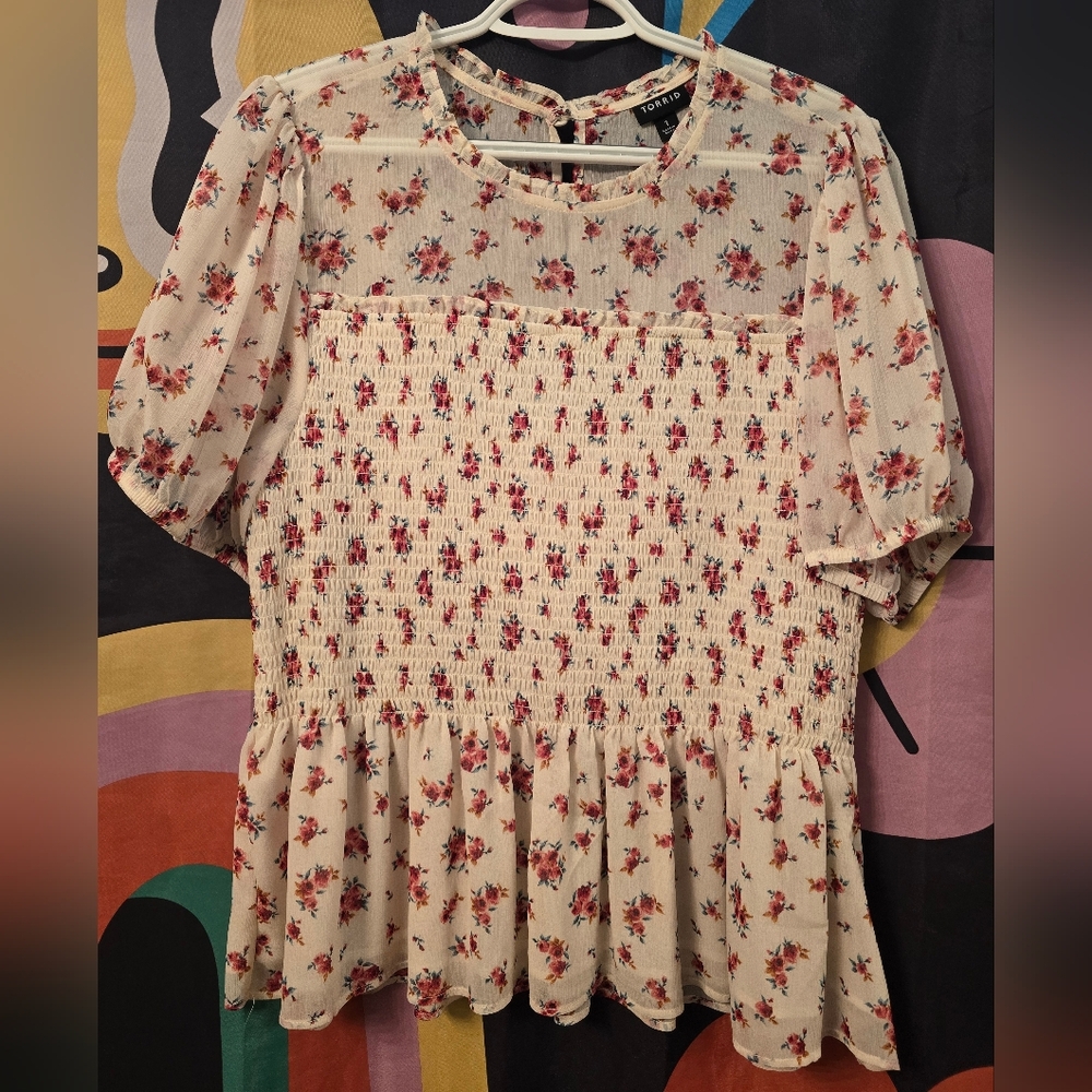 Torrid Cream Floral Smocked Peplum Blouse Puff Sleeves Size 1 1XL Dressy